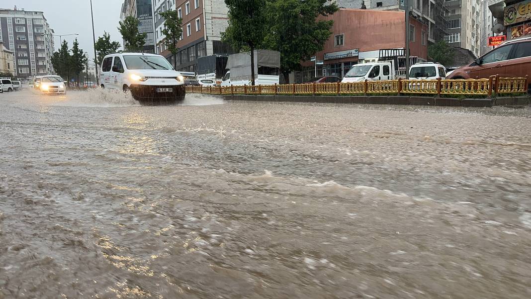 Erzurum'u sağanak vurdu! Evleri su bastı araçlar yolda mahsur kaldı 4